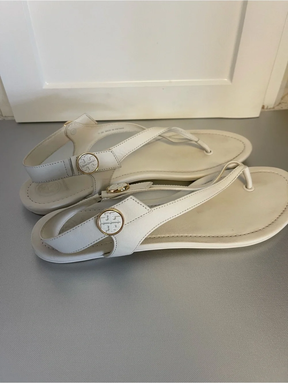 Tory Burch Women's Beige T-Strap Thong Sandals - Neutral Casual Style Sz 10.5M